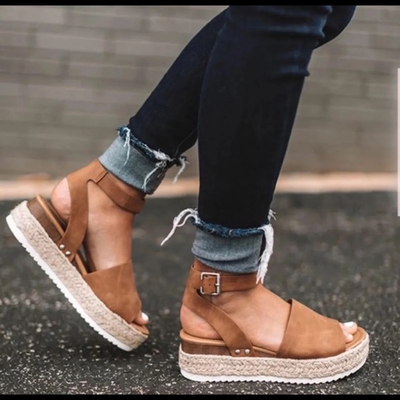 ⭕️ SOLD OUT ⭕️ TAN PLATFORM-SANDALS NEW IN BOX - Picture 4 of 7